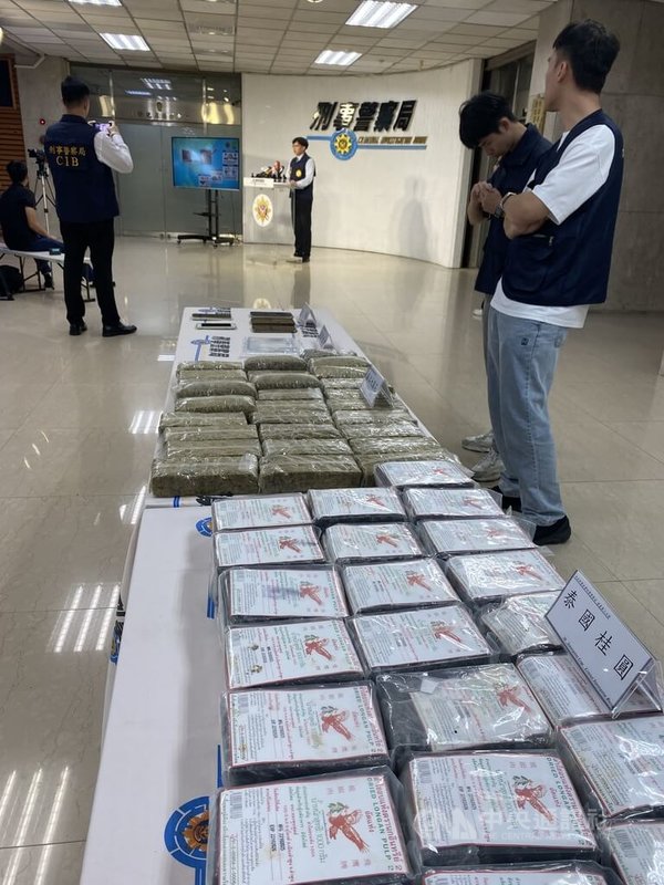刑事局接獲關務署通報有泰國毒包裹，經查非法份子將逾6公斤大麻夾藏在桂圓乾內欲寄送來台，後續循線在桃園查獲涉案的薛姓、張姓男子送辦。中央社記者黃麗芸攝　115年7月2日