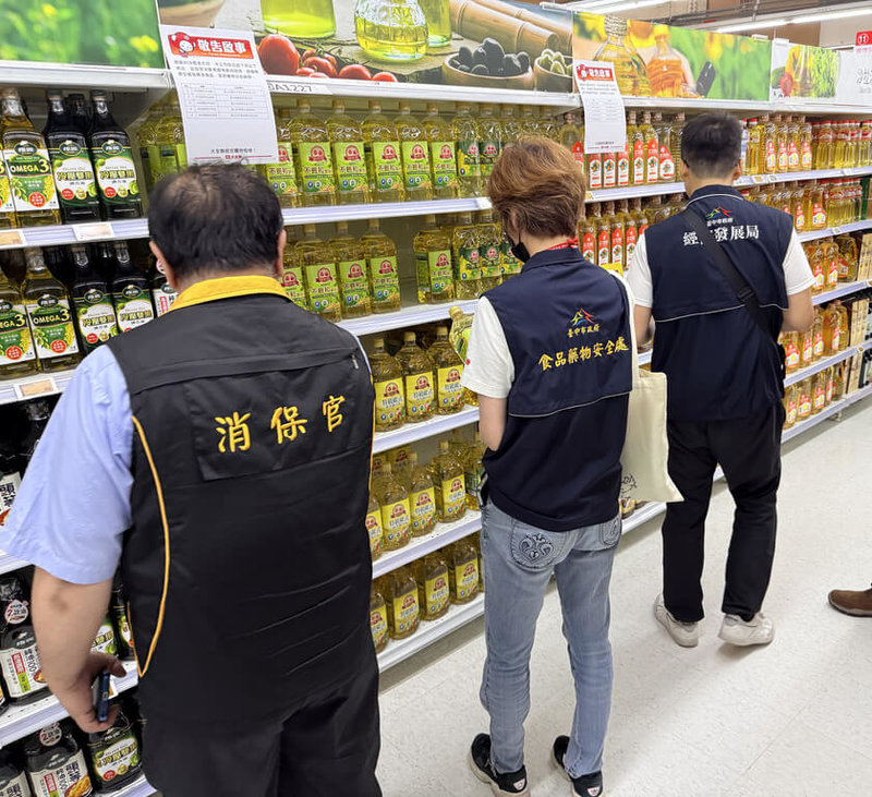 中聯油脂旗下「大豆沙拉油」致癌物超標引關注，台中市食安處獲報後啟動稽查，聯合經發局與消保官赴賣場稽查問題油品是否下架。（民眾提供）中央社記者趙麗妍傳真　115年7月2日