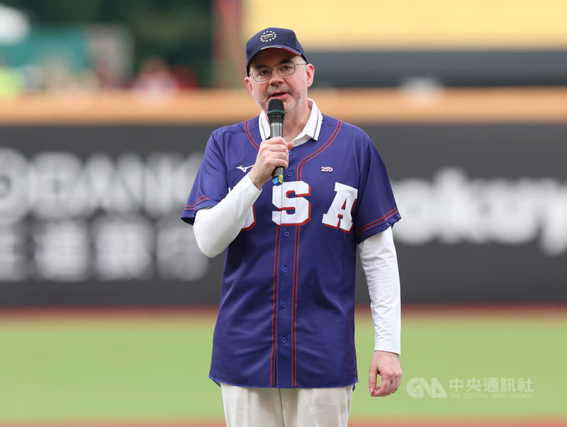 美國在台協會(AIT)3日在天母棒球場舉辦「台美友好之夜」,由AIT處長谷立言(圖)擔任開球打者,並在開球前向與會來賓致詞。中央社記者張新偉攝 115年7月3日