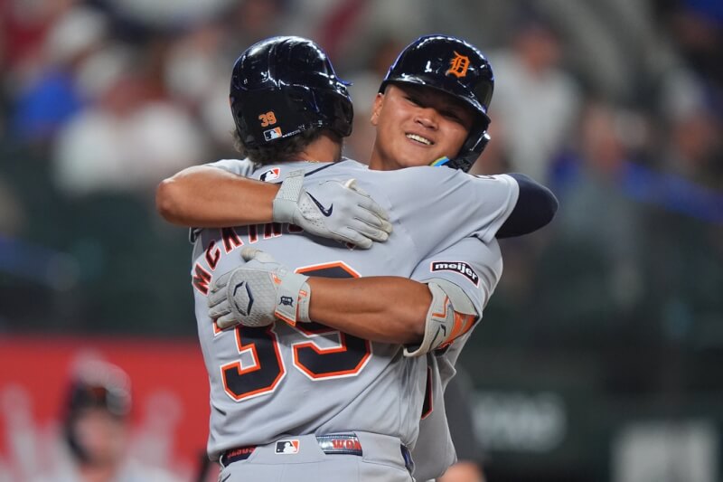 MLB底特律老虎隊台灣野手李灝宇（後）在美國時間2日對德州遊騎兵隊比賽中，5局上敲出2分打點全壘打，他開心與隊友擁抱。（美聯社）