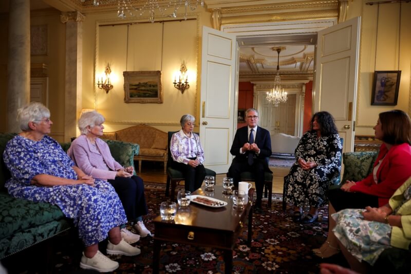 英國首相施凱爾（左4）2日於唐寧街首相官邸，與相關人士討論過往的「強制收養」制度。（Isabel Infantes/Pool Photo via 美聯社）