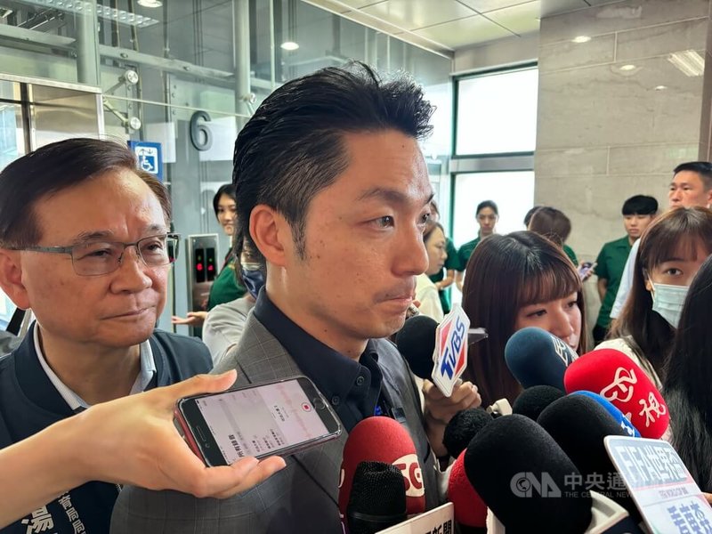 台北市長蔣萬安（前中）3日受訪表示，全力支持無人機產業發展，這對國安、國防力量及國際合作都非常重要，希望立法院共同支持，好好討論、交換意見，讓無人機條例順利通過。中央社記者陳昱婷攝　115年7月3日