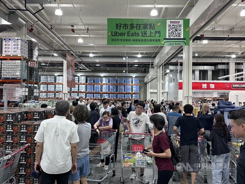 美式賣場好市多(Costco)新高雄店3日上午剪綵開幕,一早9時前已有不少民眾入場,近中午時賣場已擠滿購物人潮。中央社記者林巧璉攝 115年7月3日