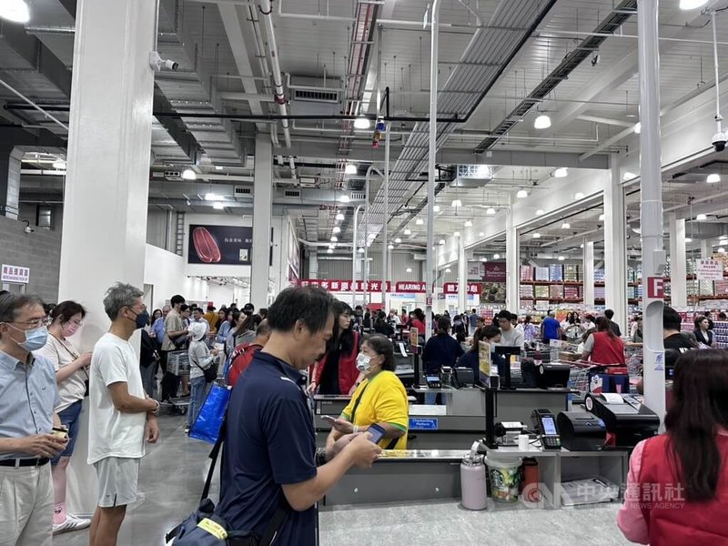 美式賣場好市多(Costco)新高雄店3日上午剪綵開幕,為全台最大店面,賣場內擠滿購物人潮。中央社記者林巧璉攝 115年7月3日