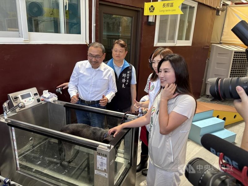 新北市中和動物之家轉型為全國首座動物長照園區3日啟用,新北市長侯友宜(左)參觀園區水療跑步機。中央社記者曹亞沿攝 115年7月3日