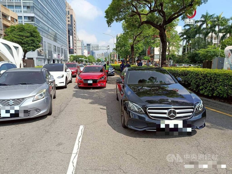 林姓男子3日開車行經台中市西區一處路口，轉彎時撞上停等車輛釀連環撞，2人受傷。警方到場後對林男實施毒品唾液快篩呈陽性反應，依公共危險罪嫌送辦。（翻攝照片）中央社記者蘇木春傳真　115年7月3日