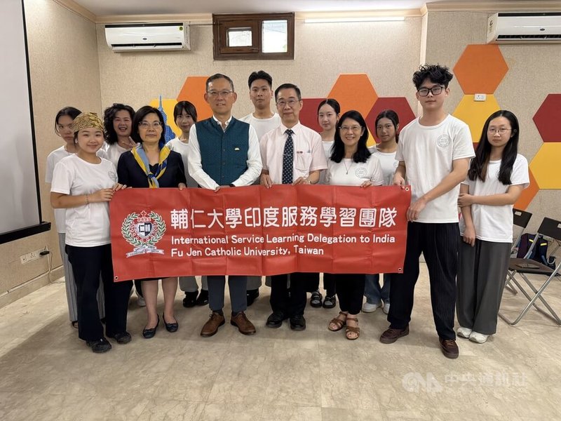 輔仁大學志工團「仁愛之路」在服務學習中心主任卓妙如（前排右3）帶領下，在印度加爾各答、德里進行逾兩週的志工活動，前往育幼院、性工作者兒童村、佛光山加爾各答禪淨中心、西藏小學等地，為弱勢的兒童、老人服務，並在德里期間與駐印度代表陳牧民（前排左3）、駐印度代表處教育組組長賴碧姬（前排左2）分享此行收穫。中央社記者李晉緯新德里攝 115年7月3日