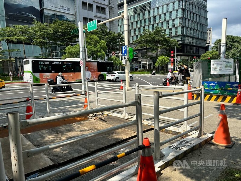 台北市都市發展局規劃在信義區設置8支菇狀的人行遮陽傘，遭質疑為施工移除樹穴。市府3日說明，樹木移植及樹穴調整是為營造無障礙通行空間，遮陽傘則會在完工後設置於旁邊。中央社記者陳昱婷攝　115年7月3日