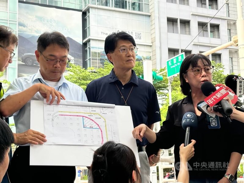 台北市政府規劃在信義區裝設8支菇狀遮陽傘，遭質疑為施工移除樹穴。都發局長簡瑟芳（右1）及工務局長黃一平（右2）3日說明，樹木移植及樹穴調整是為營造無障礙通行空間，而非為蓋遮陽傘。中央社記者陳昱婷攝　115年7月3日