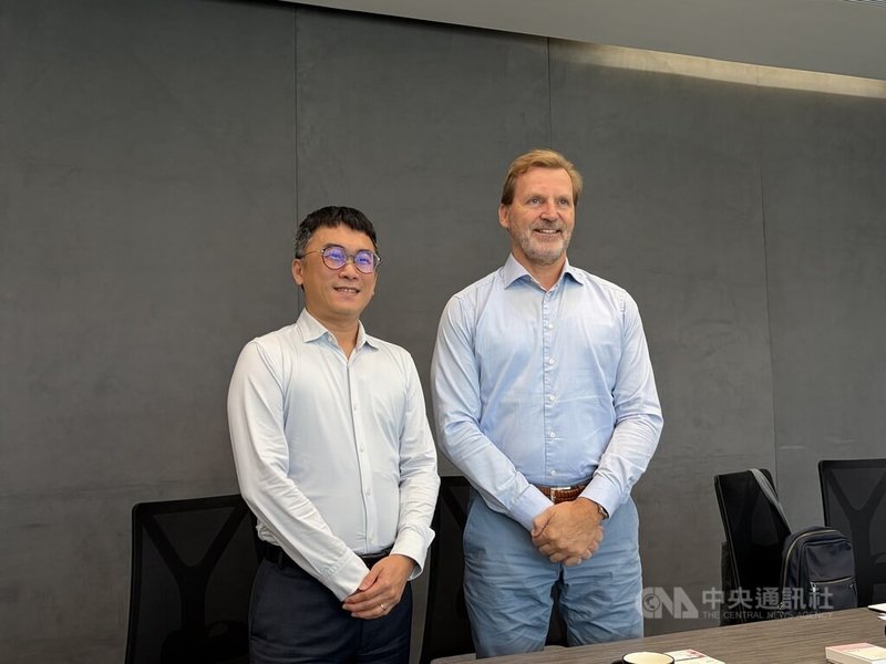 天豐新能源今天舉辦媒體分享會，由天豐新能源執行長拉麥斯（Patrick Lammers）（右）及台灣董事長羅富彥（左）分享公司全球佈局及對亞太與台灣市場未來發展觀察。中央社記者謝怡璇攝　115年7月3日