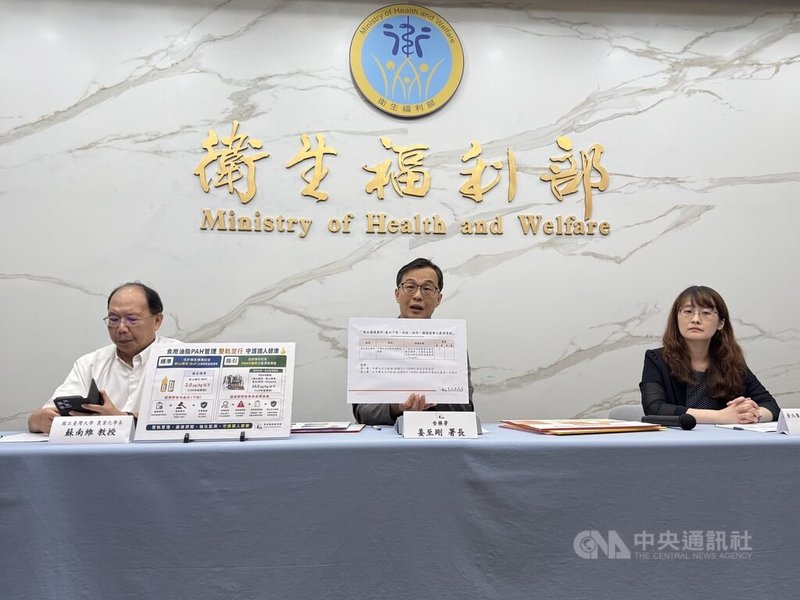 衛福部食藥署3日說明中聯油品致癌物苯駢芘超標案最新進度，台大農業化學系暨研究所教授蘇南維（左）會中指出，這種情況在精煉沙拉油相當罕見，有可能與進口黃豆品質有關，但也不排除製程控制未臻完善所致。中為食藥署長姜至剛。中央社記者沈佩瑤攝　115年7月3日