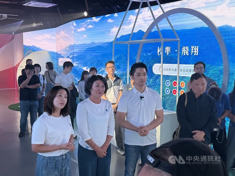 台北市長蔣萬安（前左3）3日晚間受台東縣長饒慶鈴（前左2）邀請，赴台東參觀2026台東博覽會的「夢想東升 WALK IN熱氣球」展館。中央社記者張祈攝　115年7月3日
