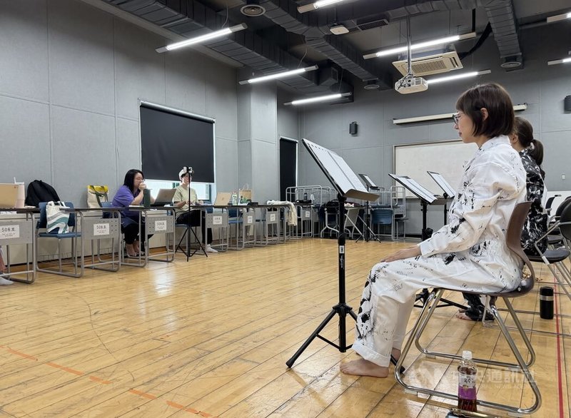 「臺灣漫遊錄」韓文譯者金依莎(後中)除了翻譯台灣小說,也翻譯台灣舞台劇本,像是「千年之癢」、「空襲警報」,也親自到韓國藝術綜合學校觀看排練。中央社記者楊啟芳首爾攝 115年7月3日