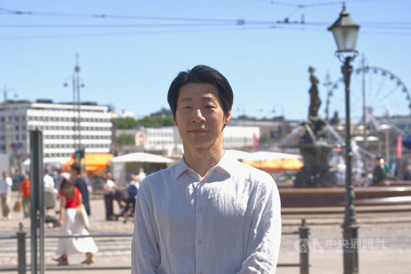 駐芬蘭代表林昶佐（Freddy Lim）就任滿一週年接受中央社專訪，這位橫跨世界重金屬樂壇與國會殿堂的非典型外交官，將外交工作比擬為「寫歌」，講求前奏鋪陳與副歌爆發的「波段操作」，為台灣敲開外交新局。中央社記者巫祈麟赫爾辛基攝　115年7月3日