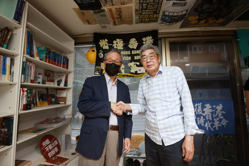 銅鑼灣書店店長林榮基2日辭世,享壽70歲。文化部長李遠聞訊深表哀悼,並表示林榮基選擇將香港的獨立書店在台灣重啟,對台灣人而言具有重大意義。圖為李遠(左)115年4月到銅鑼灣書店拜訪林榮基(右)並留影。(文化部提供)中央社記者邱祖胤傳真 115年7月3日