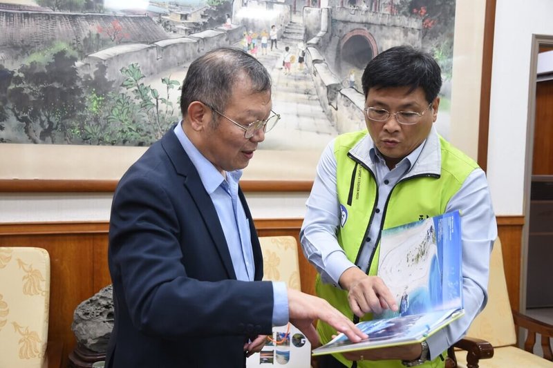 陽明交通大學校長林奇宏（左）等人3日拜會澎湖縣政府，副縣長林皆興（右）出面接待，雙方就AI技術導入縣政、無人載具於離島醫療、交通應用，以及智慧科技產業園區的產學招商合作等議題深入探討。（澎湖縣政府提供）中央社   115年7月3日