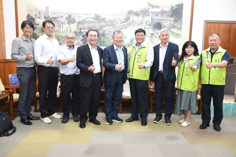 陽明交通大學校長林奇宏（右5）、澎湖科技大學校長李文熙（右3）等人3日共同拜會澎湖縣副縣長林皆興（右4），就AI技術應用相關議題展開交流，盼為澎湖注入數位轉型新動能。（澎湖縣政府提供）中央社   115年7月3日