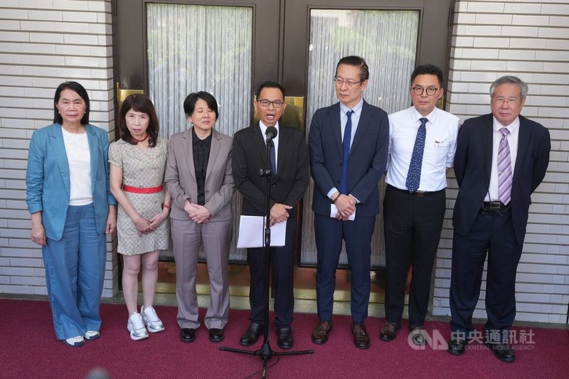 台灣民眾黨立法院黨團總召陳清龍（中）3日接受媒體聯訪表示，民眾黨希望中選會委員都能公正執行任務，不希望成為執政黨橡皮圖章，經過了解被提名人學經歷及評估其問卷答案，黨團一致決議不同意這3名被提名人。中央社記者徐肇昌攝　115年7月3日