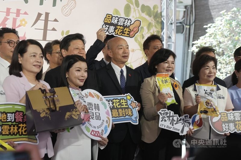 立法院長韓國瑜（中）3日出席雲林縣政府在立法院舉辦的花生推廣會，呼籲民眾多食用雲林花生，支持國產農產品。中央社記者徐肇昌攝　115年7月3日