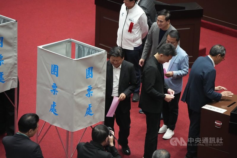 立法院會3日進行中選會人事同意權案記名投票表決，從下午1時開始投票，截止時間為下午2時。立委們分別蓋好章，將選票投入票匭。中央社記者徐肇昌攝　115年7月3日