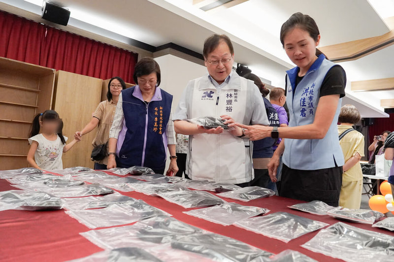 新北市社會局3日在樹人家商舉辦捐髮贈癌友活動，國民黨籍新北市議員洪佳君（前右起）、新北市副秘書長林豐裕與社會局長李美珍出席與會，現場並有民眾事前已剪下捐出的40包髮絲。（新北市社會局提供）中央社記者黃旭昇傳真 115年7月3日