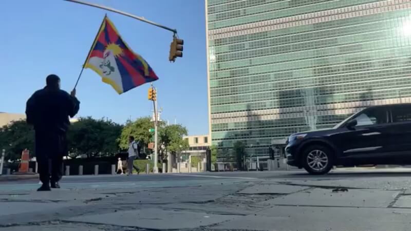西藏運動人士洛嘎．讓贊2日在美國紐約聯合國總部外高舉西藏旗幟直播。（Lobga Rangzen via Facebook/via 路透社）