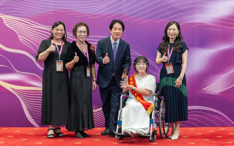 總統賴清德(中)3日頒發2026年總統教育獎,鎮日受疼痛折磨的台灣師範大學學生蔡詠昕(右2)分享與病痛共處、學會擁抱脆弱的生命歷程。(總統府提供)中央社記者溫貴香傳真 115年7月3日