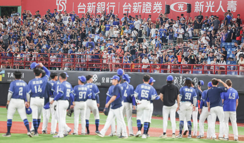 中華職棒富邦悍將隊3日在天母棒球場以6比3擊敗味全龍隊,下半季旗開得勝,選手們賽後到場中向右外野球迷致意,感謝他們的支持。中央社記者張新偉攝 115年7月3日