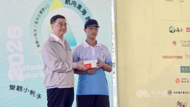 宜蘭縣立岳明國民中小學10名學生3日起搭乘大型帆船，自蘇澳航向日本沖繩列島，行前，行政院長卓榮泰（左）到場加油打氣，並致贈太陽眼鏡。中央社記者沈如峰宜蘭縣攝　115年7月3日