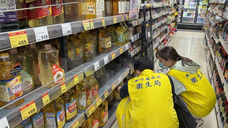 中聯油脂大豆沙拉油原料檢出致癌物「苯駢芘」超標，新竹縣衛生局表示，3日共稽查4家製造業、20家餐飲業及5家販售業，均已完成下架。（新竹縣衛生局提供）中央社記者郭宣彣傳真　115年7月3日