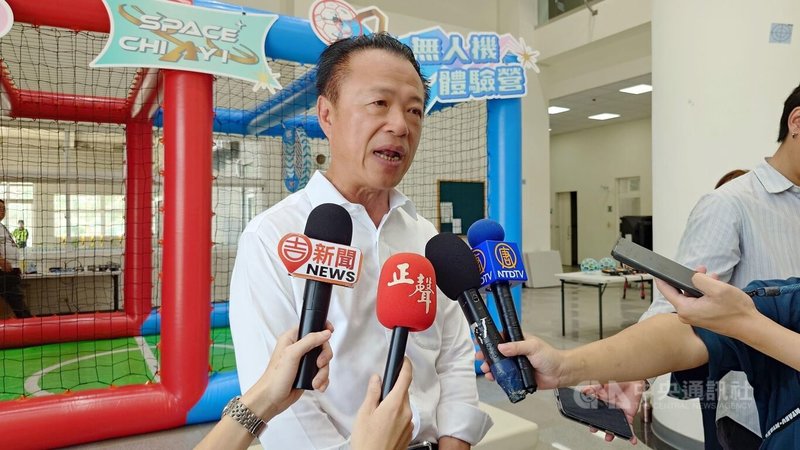 嘉義縣舉辦無人機博覽會及系列活動,縣長翁章梁(圖)3日接受媒體聯訪表示,盼讓台灣人從小熟悉無人機,引發對無人機興趣,未來有機會成為無人機從業人員,使無人機產業蓬勃發展。中央社記者蔡智明攝 115年7月3日