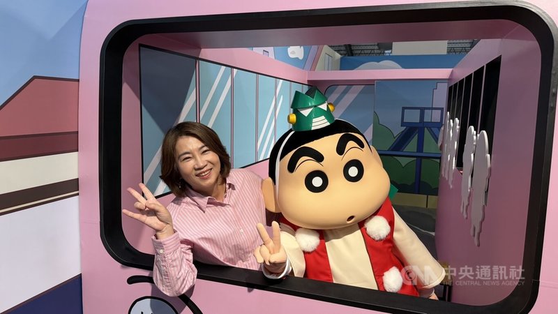 2026屏東夏日狂歡祭4日將正式登場，3日舉辦開幕記者會，活動亮點之一的蠟筆小新互動體驗展融入在地意象，屏東縣長周春米（左）歡迎全國親子到屏東創造快樂記憶。中央社記者李卉婷攝　115年7月3日
