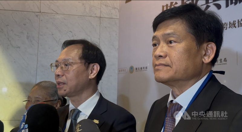 衛生福利部長石崇良（右2）在台中接受媒體聯訪表示，中聯油脂製程是否有溫度控管或採樣問題，目前中央及地方政府正在調查釐清。右為台中市政府衛生局長曾梓展。中央社記者趙麗妍攝　115年7月3日