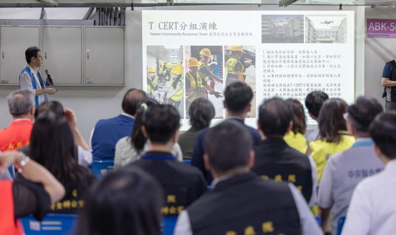城鎮韌性演練2日在南投舉行,演習核心重點放在更深層的軍民整合。圖為副總統蕭美琴(後中灰衣者)、行政院政務委員季連成(後左藍衣坐者)等人在現場聽取演練說明。(圖取自總統府flickr)