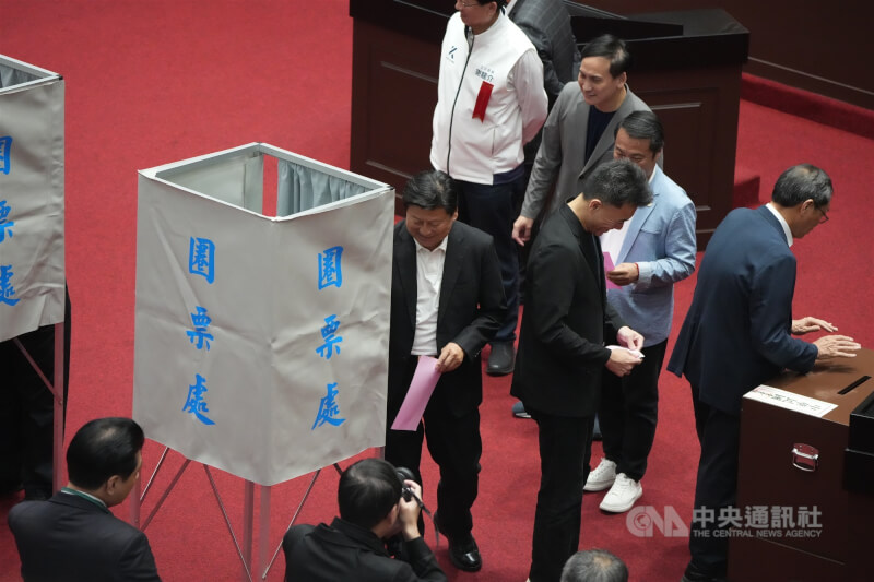 立法院會3日進行中選會人事同意權案記名投票表決，立委們蓋好章後，將選票投入票匭。 中央社記者徐肇昌攝　115年7月3日