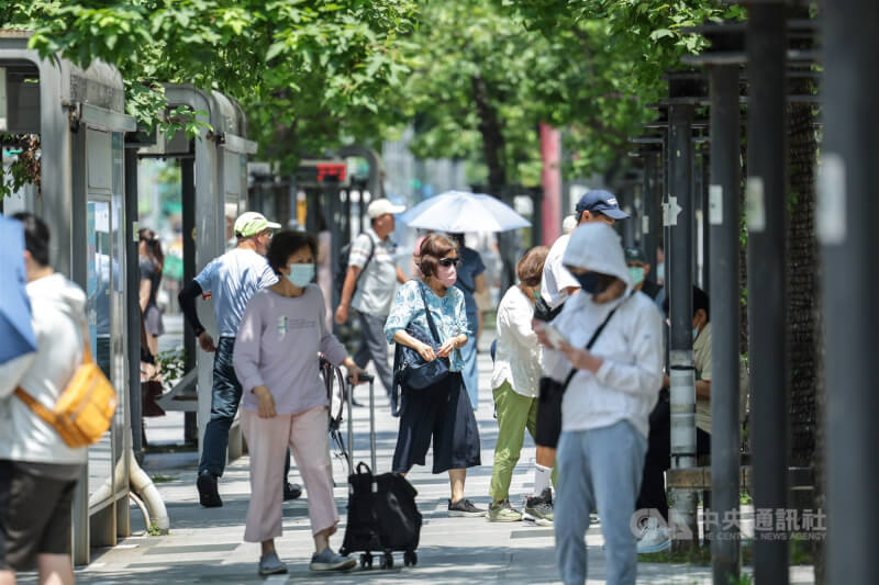 圖為台北市信義區民眾外出戴上墨鏡、穿著長袖防曬。（中央社檔案照片）