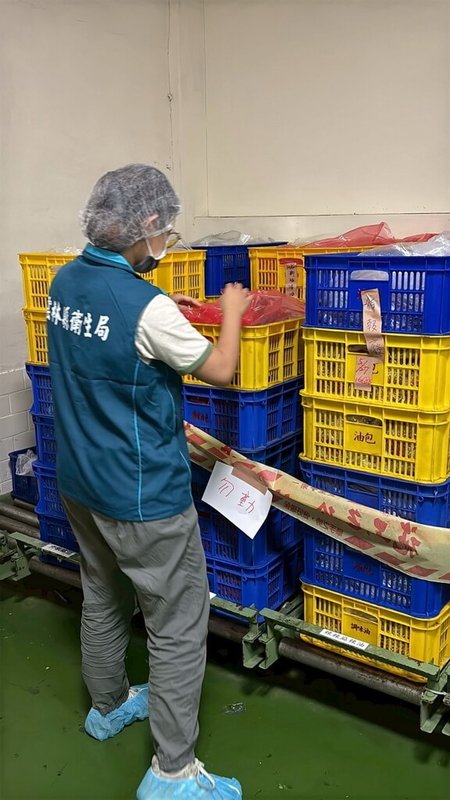 中聯大豆沙拉油致癌物苯駢芘超標，流向福懋油脂公司，味王公司雲林大埤廠向福懋油脂採購到問題批號油品製作泡麵油包，雲林縣衛生局3日前往廠區稽查。（曾春美提供）中央社記者蔡智明傳真　115年7月3日