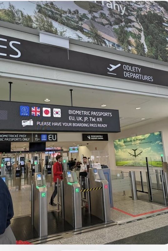 捷克自5月開放台灣、英國、日本與韓國旅客使用離境自動通關系統，當時布拉格哈維爾機場在離境看板上，將中華民國國旗與其他國家並列展示。然而，有台灣旅客2日反映，看板上代表台灣的國旗不見了。（台灣旅客提供）中央社記者劉郁葶布拉格傳真　115年7月3日