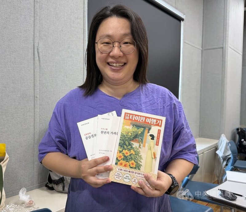 作家楊双子的「臺灣漫遊錄」在全世界受到歡迎、韓國也不例外，中央社專訪「臺灣漫遊錄」的韓文譯者金依莎（圖），一直想要搭起文學交流橋梁的她，希望台韓之間能更了解彼此。中央社記者楊啟芳首爾攝　115年7月3日