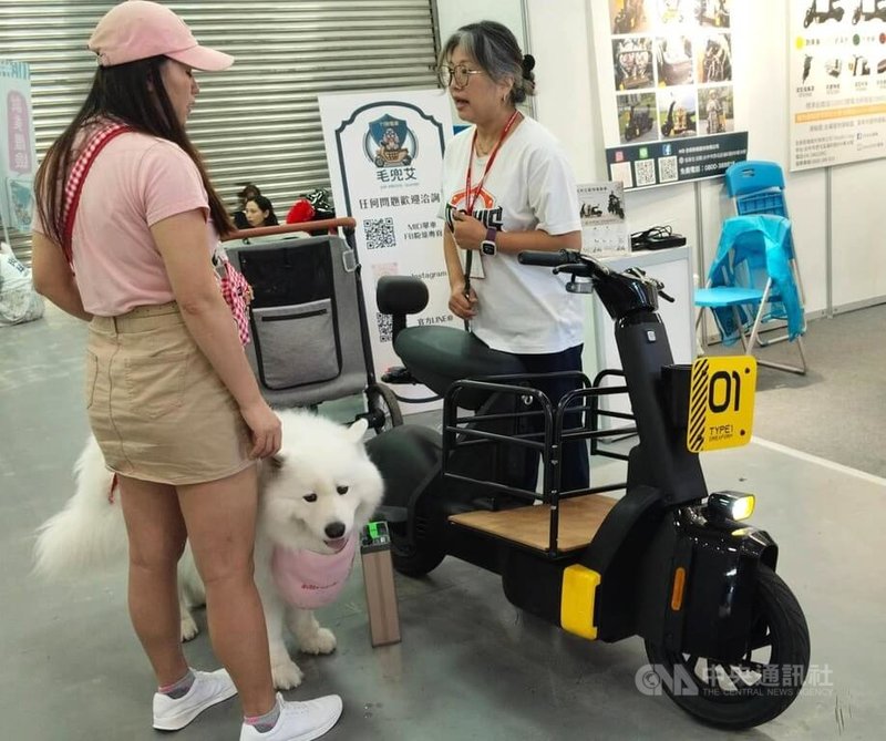 2026台北寵物用品展3日在台北南港展覽館開幕,有業者推出可合法上路寵物電動車,特別設計可供毛孩坐或站的圍欄。中央社記者汪淑芬攝 115年7月3日