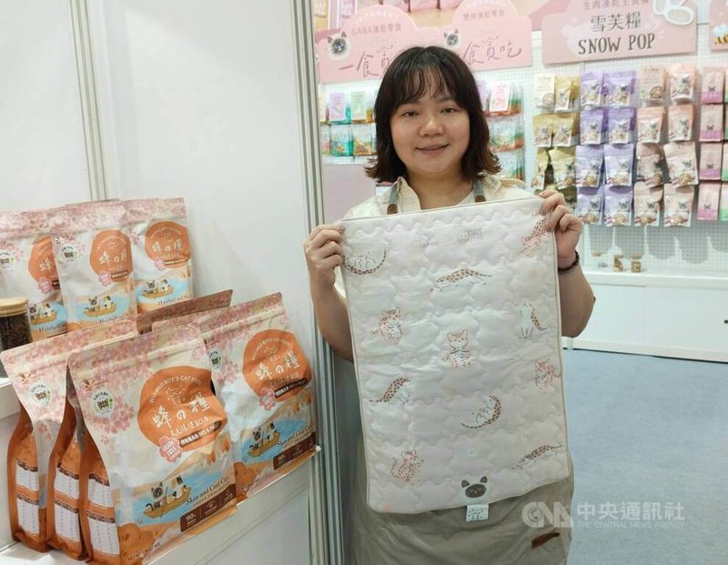 2026台北寵物用品展3日起在台北南港展覽館舉行，生態護育貓食品牌為守護石虎，在貓飼料中加入蠶蛹、石虎出沒區友善種植的香蕉，新推出的貓涼墊，也將部分所得捐給石虎保育協會。中央社記者汪淑芬攝　115年7月3日