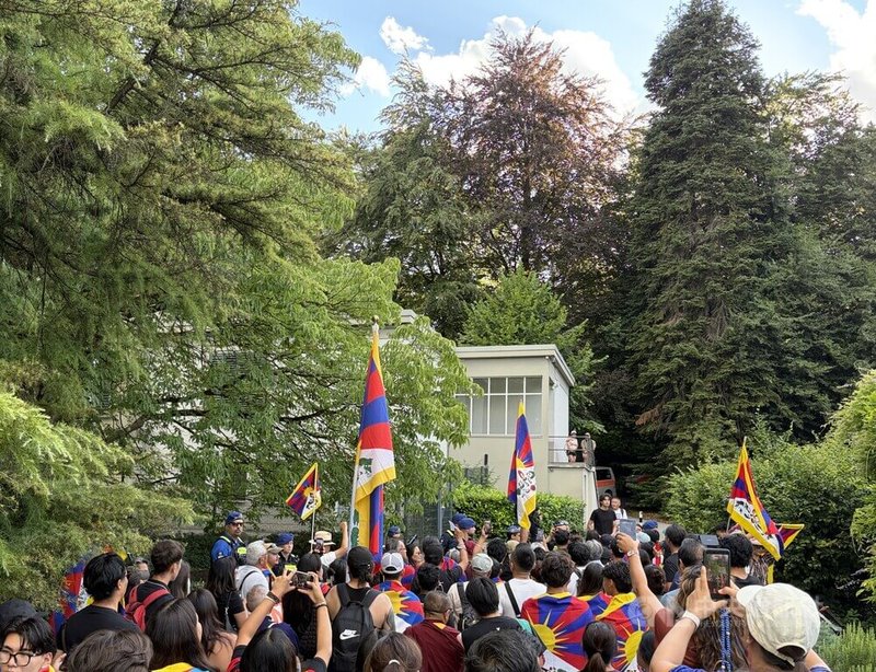 示威現場約有300人參與,除流亡藏人外,也有不少當地下班後前來聲援的民眾。悼念自焚死者外,並抗議中國長期統治西藏、打壓藏人語言、文化及生活方式。中央社記者郭芳君蘇黎世攝 115年7月4日