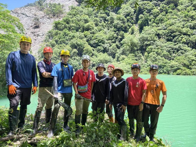 萬里溪堰塞湖探勘隊伍2日中午抵達湖區,立即進行現地調查探勘任務。帶回的調查資料都將由專家學者判讀,有利更精準計算堰塞湖穩定性。(林業保育署花蓮分署提供)中央社記者張祈傳真 115年7月4日