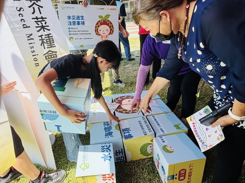 基督教芥菜種會4日在高雄市湖內區海埔國小舉辦社區防災活動「防災全民闖關嘉年華」，透過遊戲將防災知識帶入社區與家庭。（芥菜種會提供）中央社記者林巧璉傳真　115年7月4日