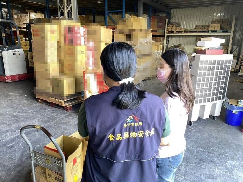 中聯油脂大豆沙拉油檢出「苯駢芘」超標，台中市食品藥物安全處持續展開稽查，掌握下游業者是否回收下架。（台中市政府提供）中央社記者郝雪卿傳真 115年7月4日