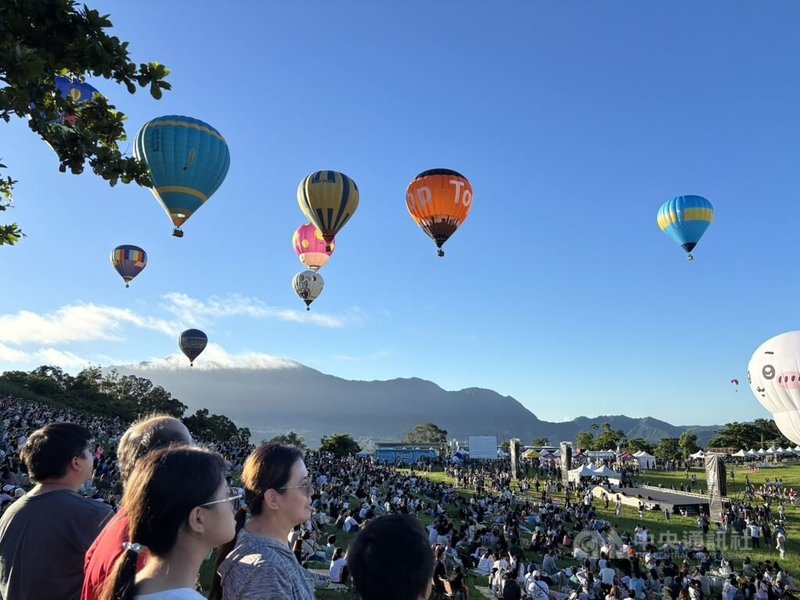 台灣國際熱氣球嘉年華即日起到8月20日在台東縣鹿野高台舉行,多個國家的熱氣球將輪番升空。中央社記者張祈攝 115年7月4日
