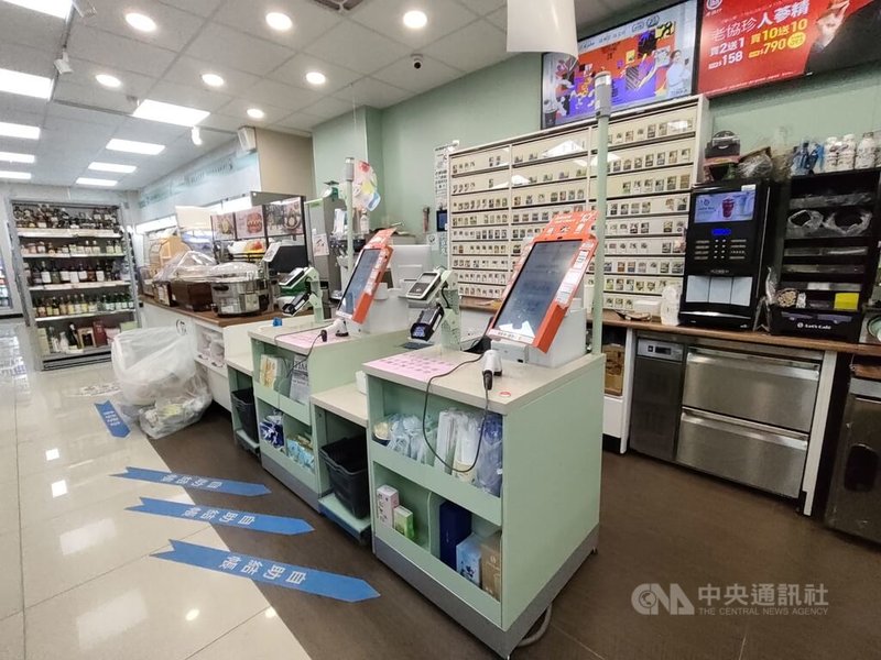 全家便利商店近期在部分店鋪試行大夜班無人營運模式,門市已設置自助結帳設備,以科技協助提升營運效率,因應零售業缺工挑戰。中央社記者何秀玲攝 115年7月4日