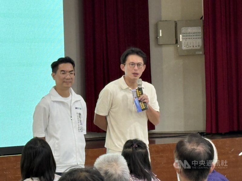 台灣民眾黨主席黃國昌(右)4日在新北市出席人工智慧(AI)手機運用課程活動,並上台問候與會鄉親長輩。中央社記者曹亞沿攝 115年7月4日