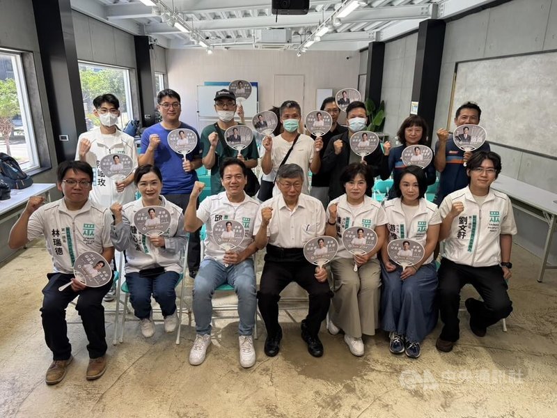台灣民眾黨新竹黨部4日舉辦「邱臣遠陸戰鳴槍,台灣民眾黨新竹黨部座談會-竹北場」活動,創黨主席柯文哲(前排左4)、竹北市長參選人邱臣遠(前排左3)等人出席,宣布民眾黨新竹黨部大新竹參選團隊的正式成軍,陸戰全面啟動。中央社記者魯鋼駿攝 115年7月4日
