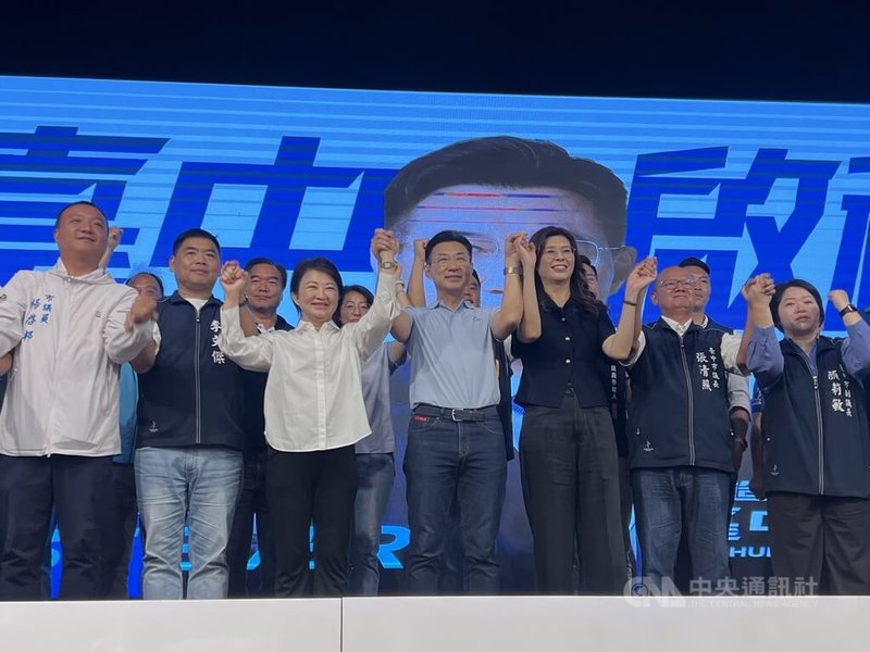 國民黨台中市黨部4日舉辦小組長培訓座談會，黨主席鄭麗文（前右3）、台中市長盧秀燕（前左3）與台中市長參選人江啟臣（前中）等人出席，喊話團結勝選。中央社記者郝雪卿攝　115年7月4日